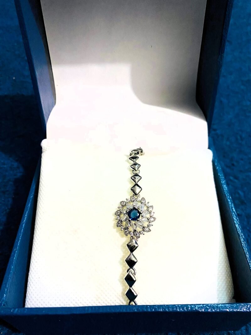 Elegant Gold Diamond-Link Bracelet